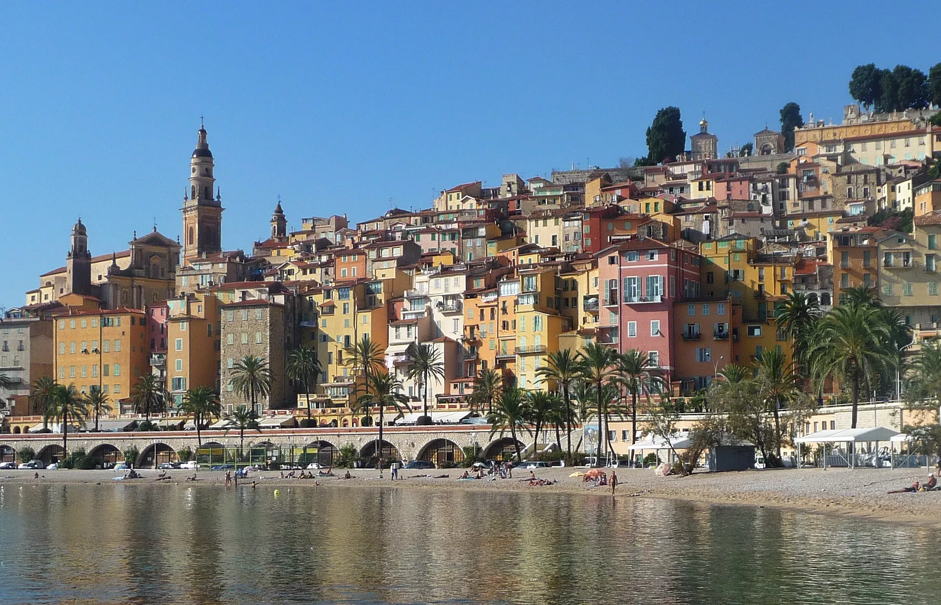 Main image of article: La French Riviera, ciel bleu azur et paillettes.