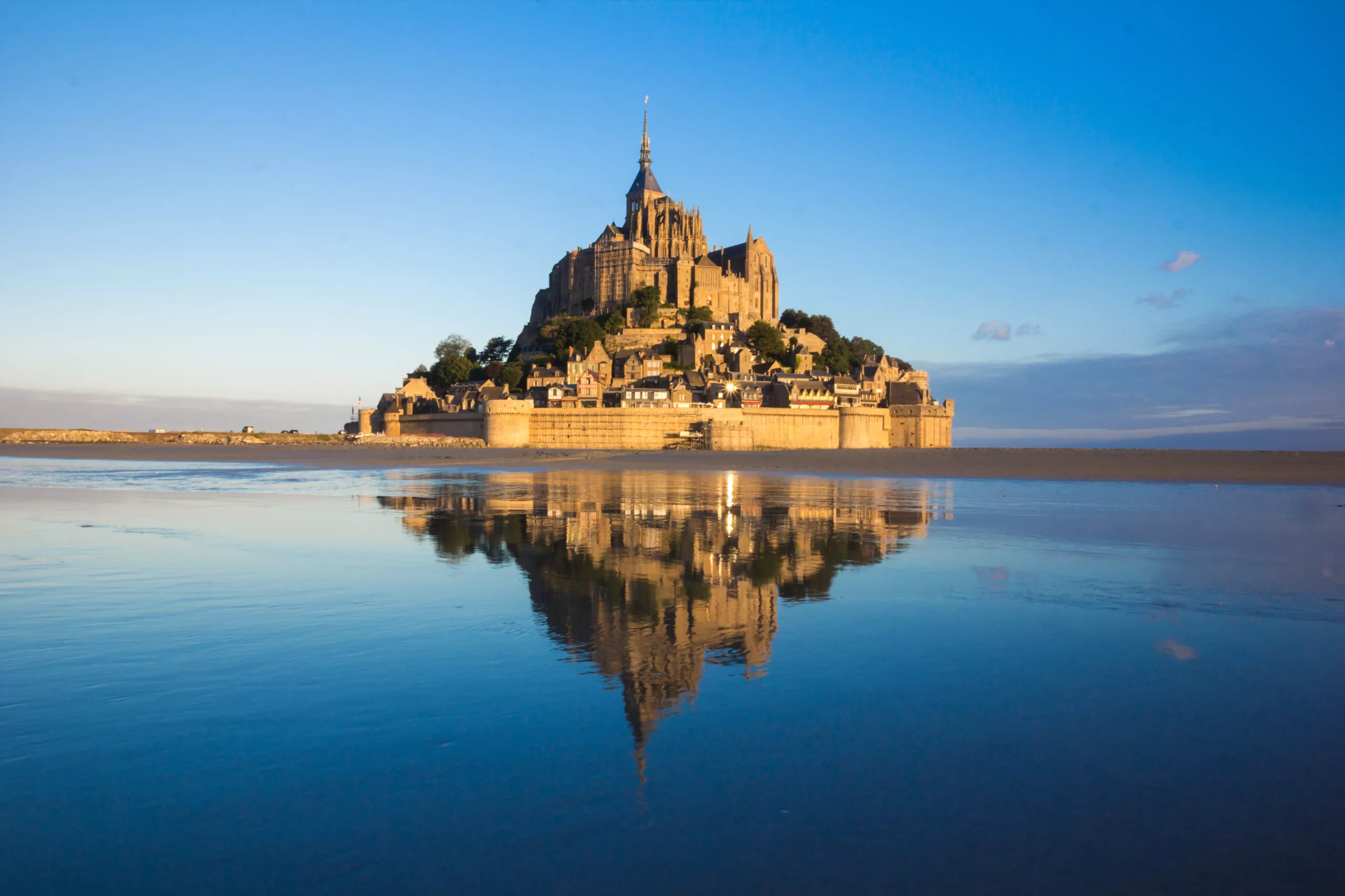 Main image of article: Le Mont saint-Michel : symbole de la grandeur divine ou humaine ?